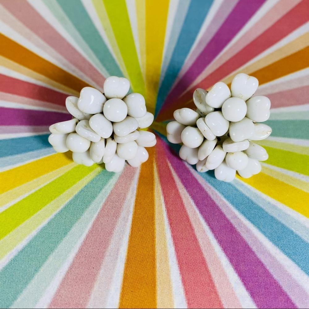 Vintage 1960’s white flower cluster bead screw earrings